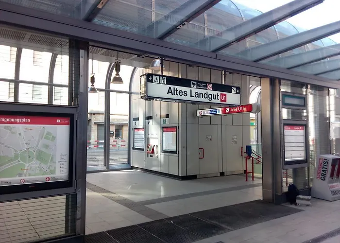 Paradies - U1 Station Altes Landgut *